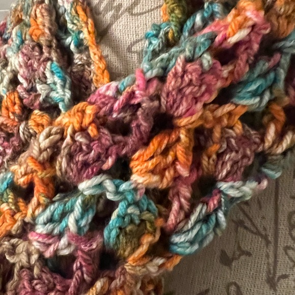 Handmade short infinty scarf - Picture 3 of 6